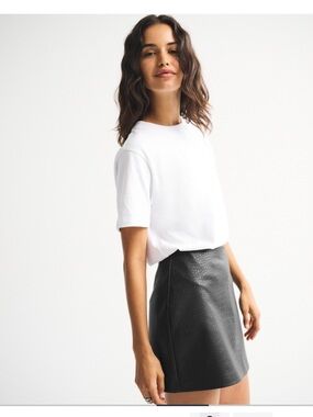 Abercrombie The A&F Scarlett Vegan Leather
Mini Skort NWT BLACK